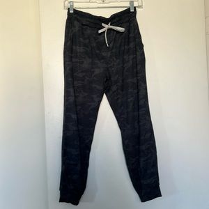 Vuori camo print joggers